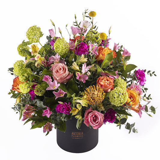 Bouquet Taormina nei toni rosa, giallo e arancio con rose, fiori stagionali ed eucalipto