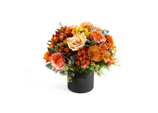 Flowerbox Ortigia con rose, protea, alstroemeria e fiori stagionali nei toni arancio e pesca