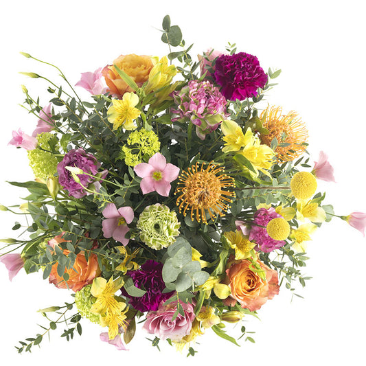 Composizione floreale multicolore nei toni giallo, rosa e arancio con rose, protea ed eucalipto, vista dall’alto
