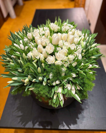 Antonia Flowers Roma, composizione floreale con tulipani bianchi e verde decorativo in cachepot