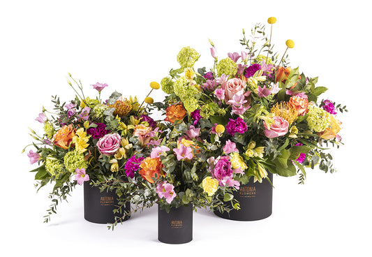 Composizioni floreali Amalfi in tre dimensioni con fiori stagionali nei toni rosa, giallo, arancio e verde