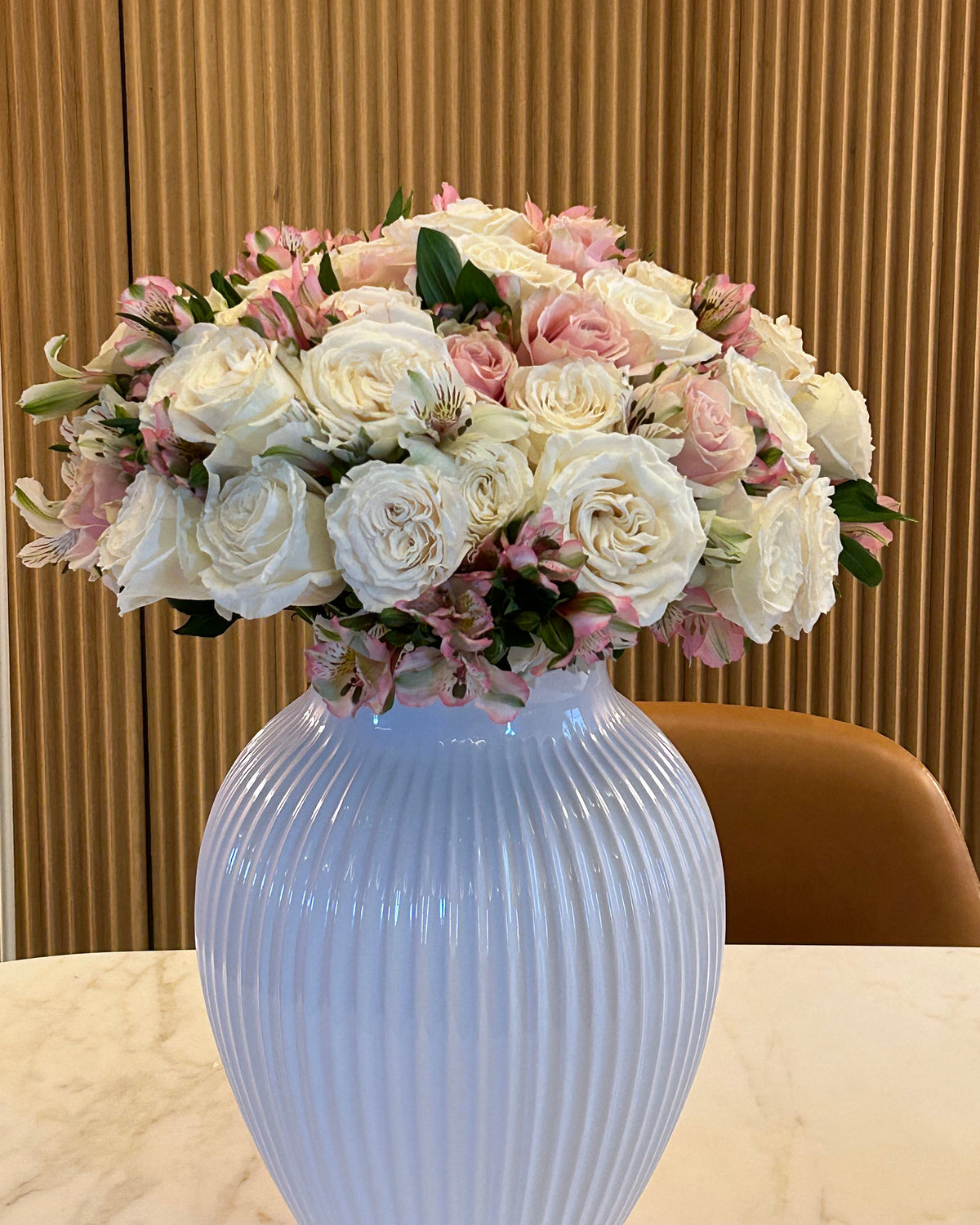 Antonia Flowers Roma – Composizione Floreale Bianca e Rosa con Rose e Alstroemeria
