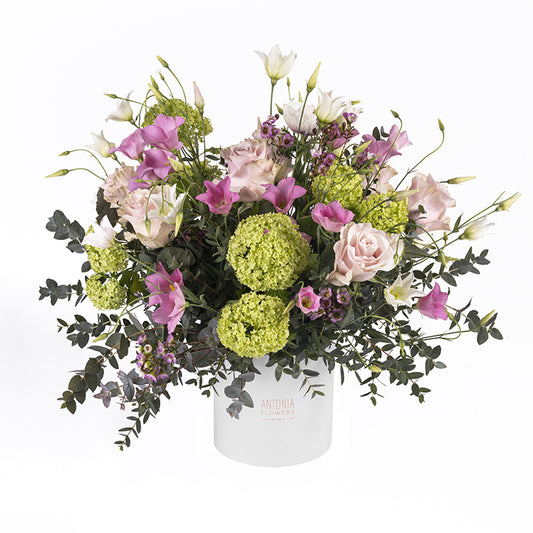 Composizione floreale Ponza nei toni rosa, lilla, bianco e verde con rose, lisianthus ed eucalipto